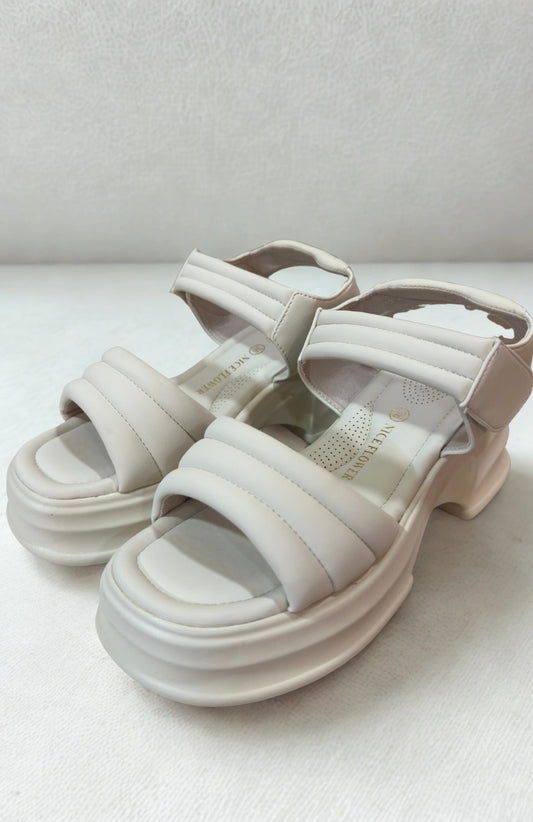 Chloe – Strappy Sandals עם סוליה עבה