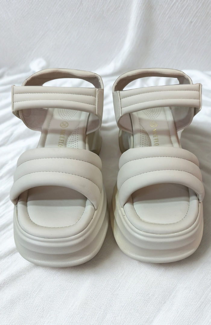 Chloe – Strappy Sandals עם סוליה עבה