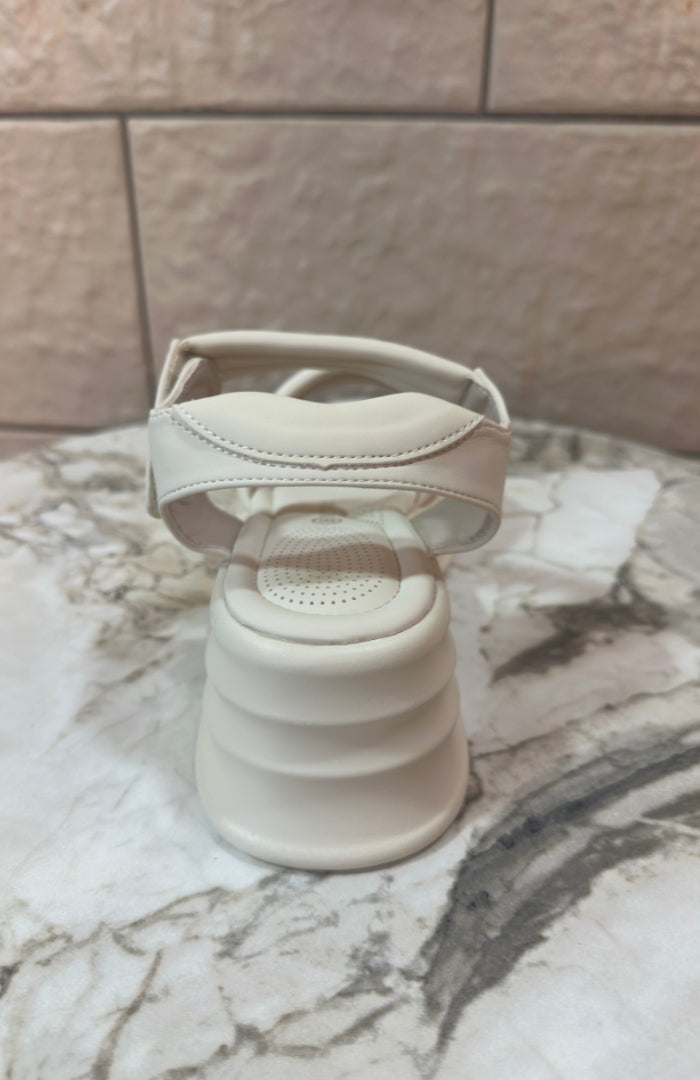 Chloe – Strappy Sandals עם סוליה עבה