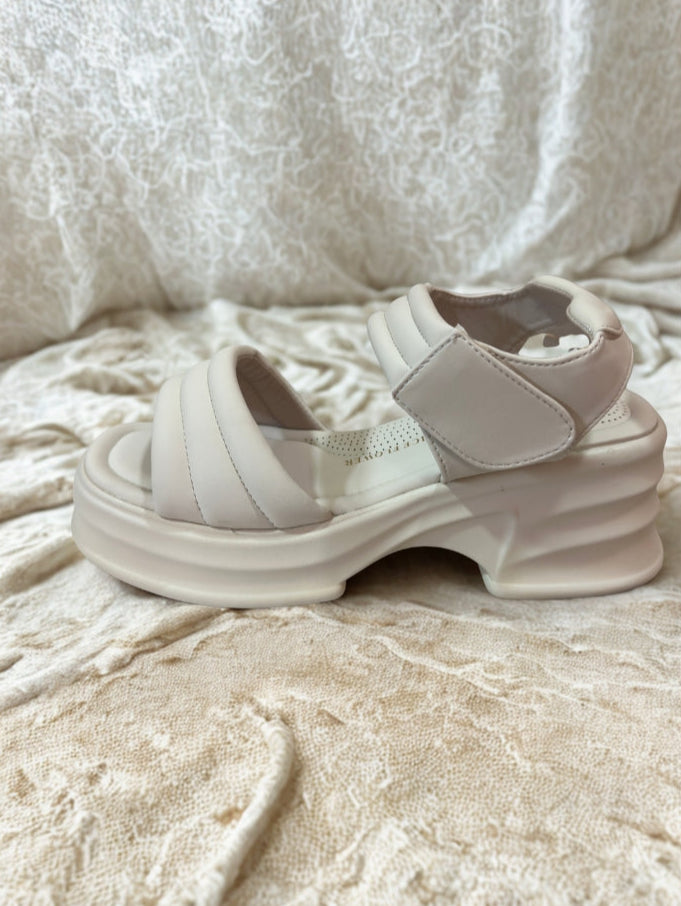 Chloe – Strappy Sandals עם סוליה עבה