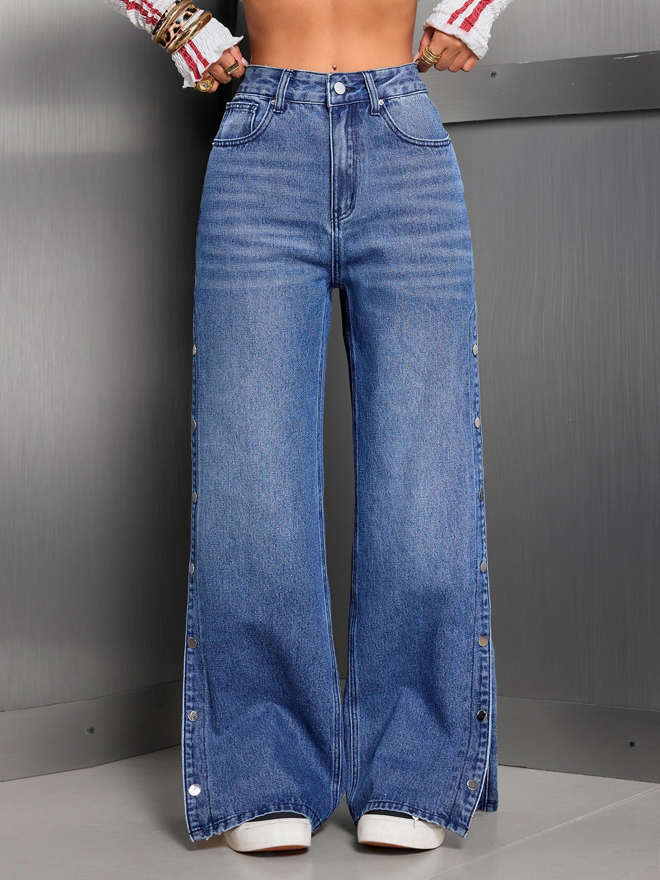 MAELYN – ג’ינס מותן גבוהה בגזרה רחבה עם סגירת כפתורים