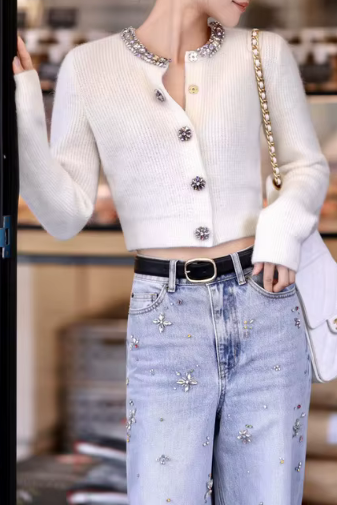 Vionette – קרדיגן סרוג קצר בגזרה מחטבת עם יהלומים עדינים