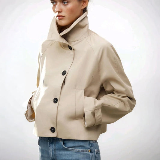 Fahima ג׳קט קצר בגזרה ישרה עם כפתורים וצווארון גבוה