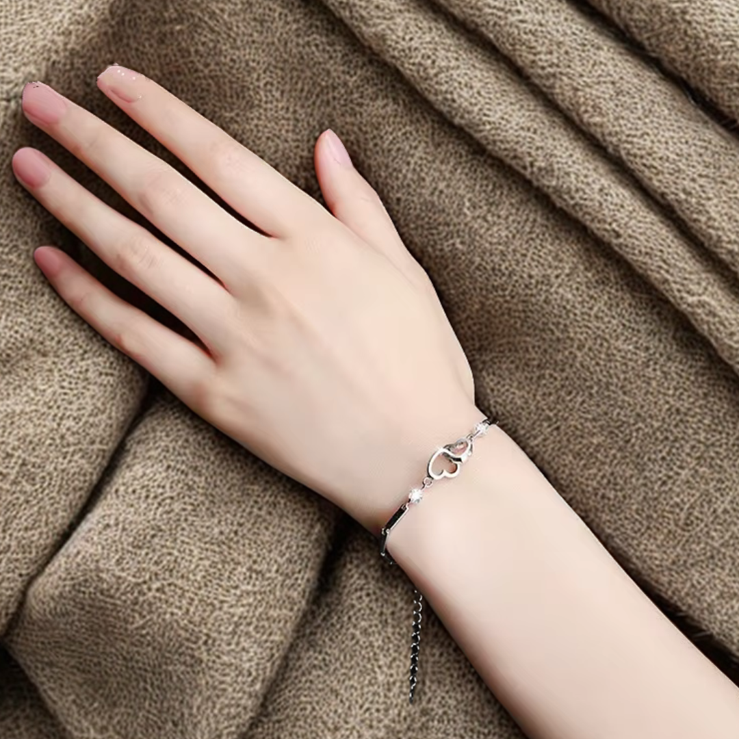 LEILANI – צמיד לבבות כפול בעיצוב עדין