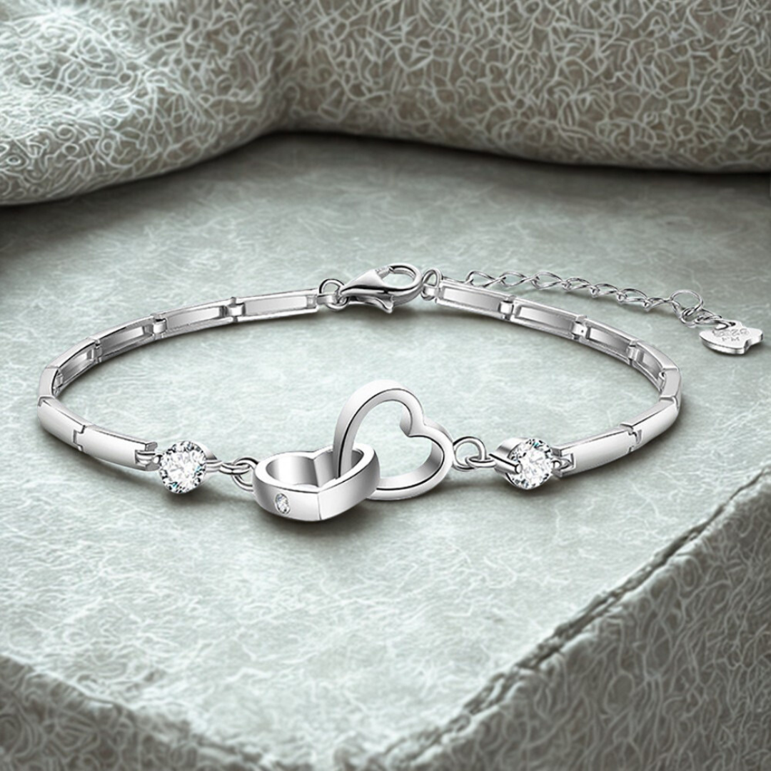 LEILANI – צמיד לבבות כפול בעיצוב עדין