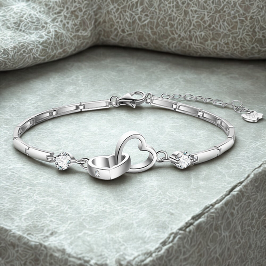 LEILANI – צמיד לבבות כפול בעיצוב עדין