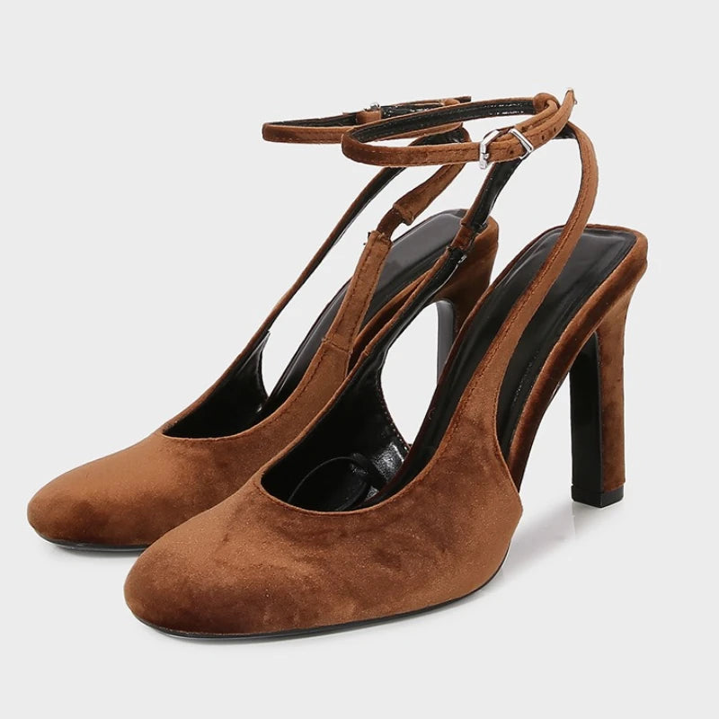 Carmelle– עקב זמש חום בסגנון רטרו עם רצועת קרסול