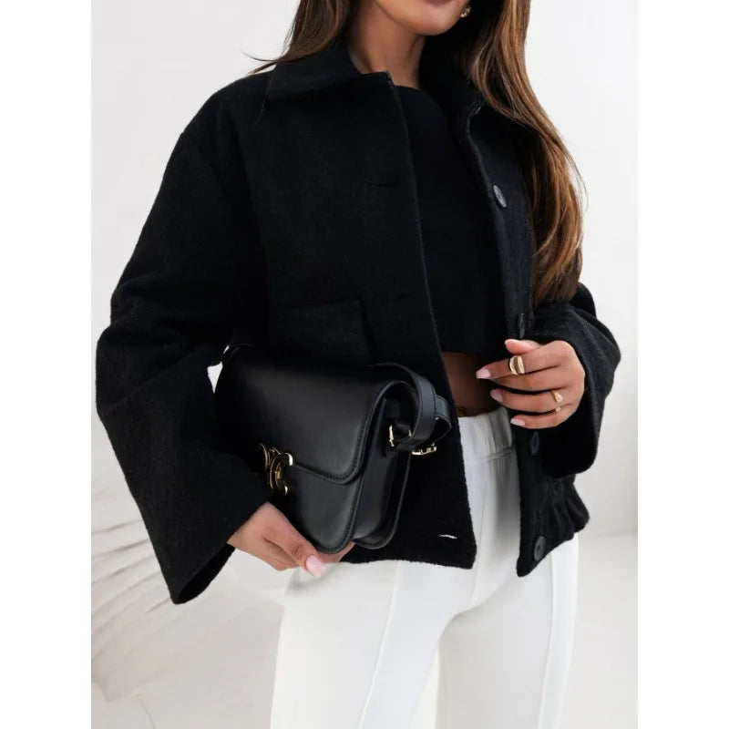 Althea – מעיל קלאסי בגזרה נקייה עם סגירת כפתורים