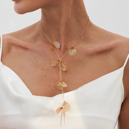 ELARA – שרשרת עלים נשית