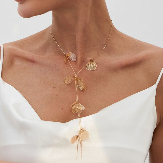 ELARA – שרשרת עלים נשית