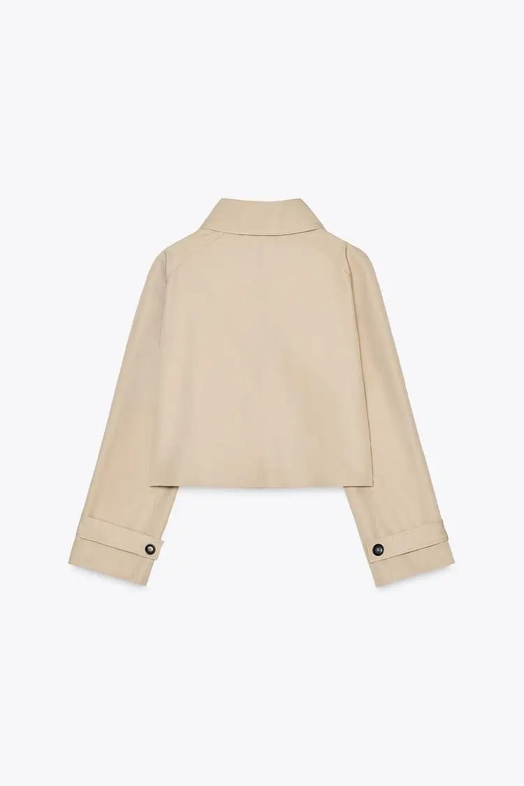 Fahima ג׳קט קצר בגזרה ישרה עם כפתורים וצווארון גבוה