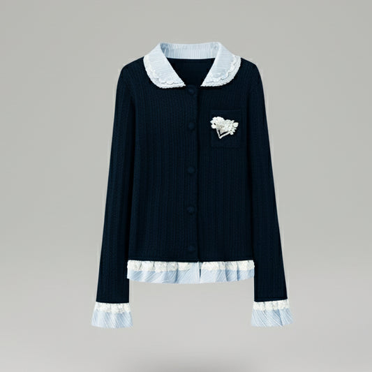 Aurelia – קרדיגן סריג 100% צמר  מחמיא עם צווארון בובה כפול ומפתח כפתור בודד