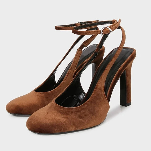 Carmelle– עקב זמש חום בסגנון רטרו עם רצועת קרסול