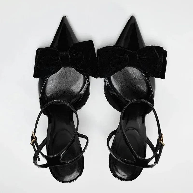  Noir – עקב לק שחור עם פפיון אלגנטי