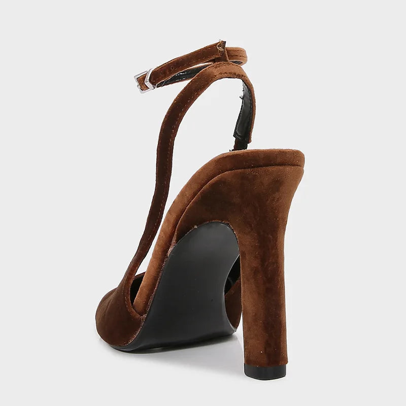 Carmelle– עקב זמש חום בסגנון רטרו עם רצועת קרסול