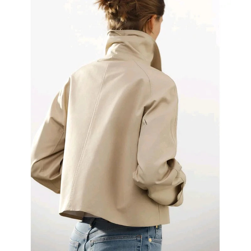 Fahima ג׳קט קצר בגזרה ישרה עם כפתורים וצווארון גבוה