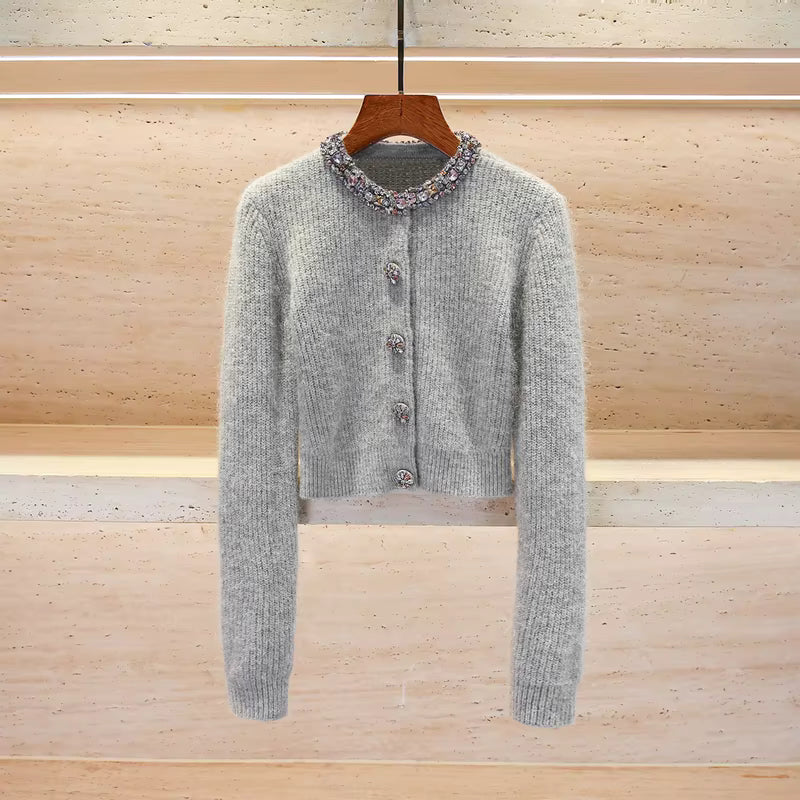 Vionette – קרדיגן סרוג קצר בגזרה מחטבת עם יהלומים עדינים