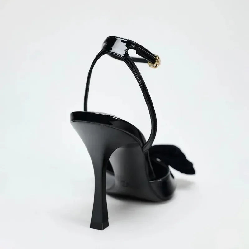  Noir – עקב לק שחור עם פפיון אלגנטי