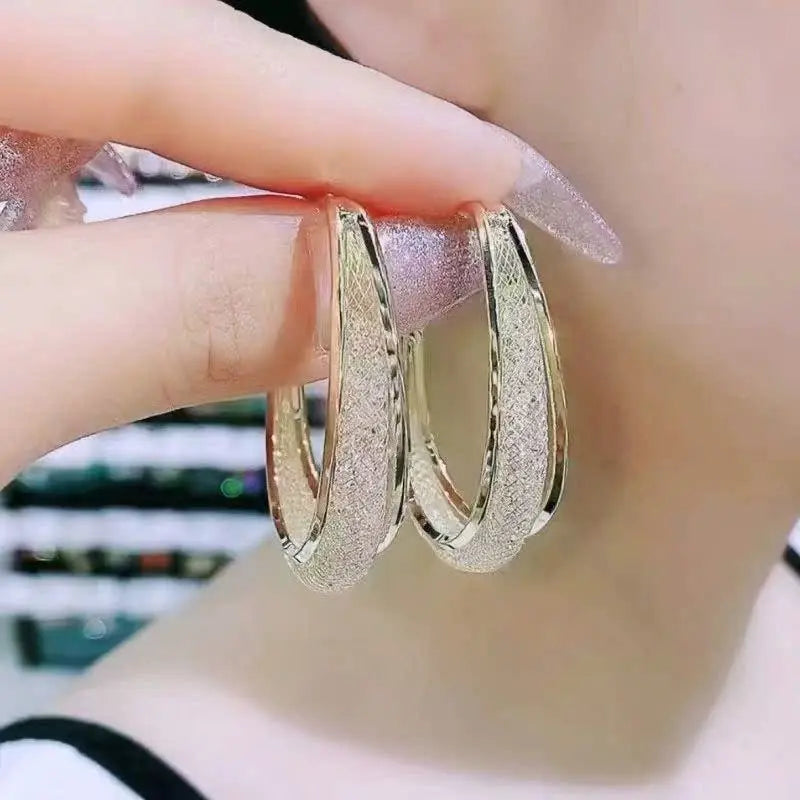 RAWAA – עגילי חישוק פנינה בעיצוב יוקרתי