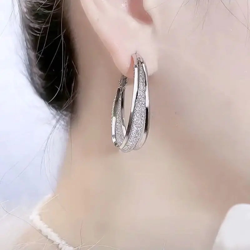 RAWAA – עגילי חישוק פנינה בעיצוב יוקרתי